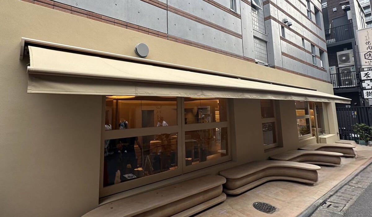 壁付けタイプの大型オーニング