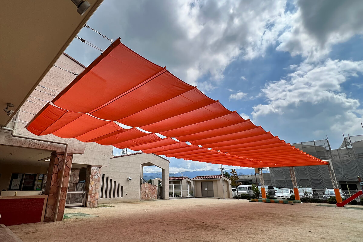 教育施設への大型オーニングの導入事例