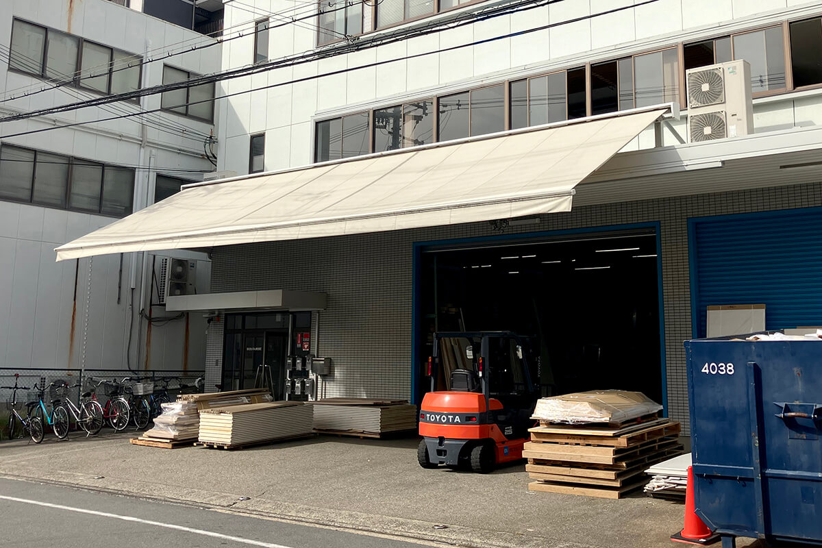 工場・倉庫への大型オーニング導入事例