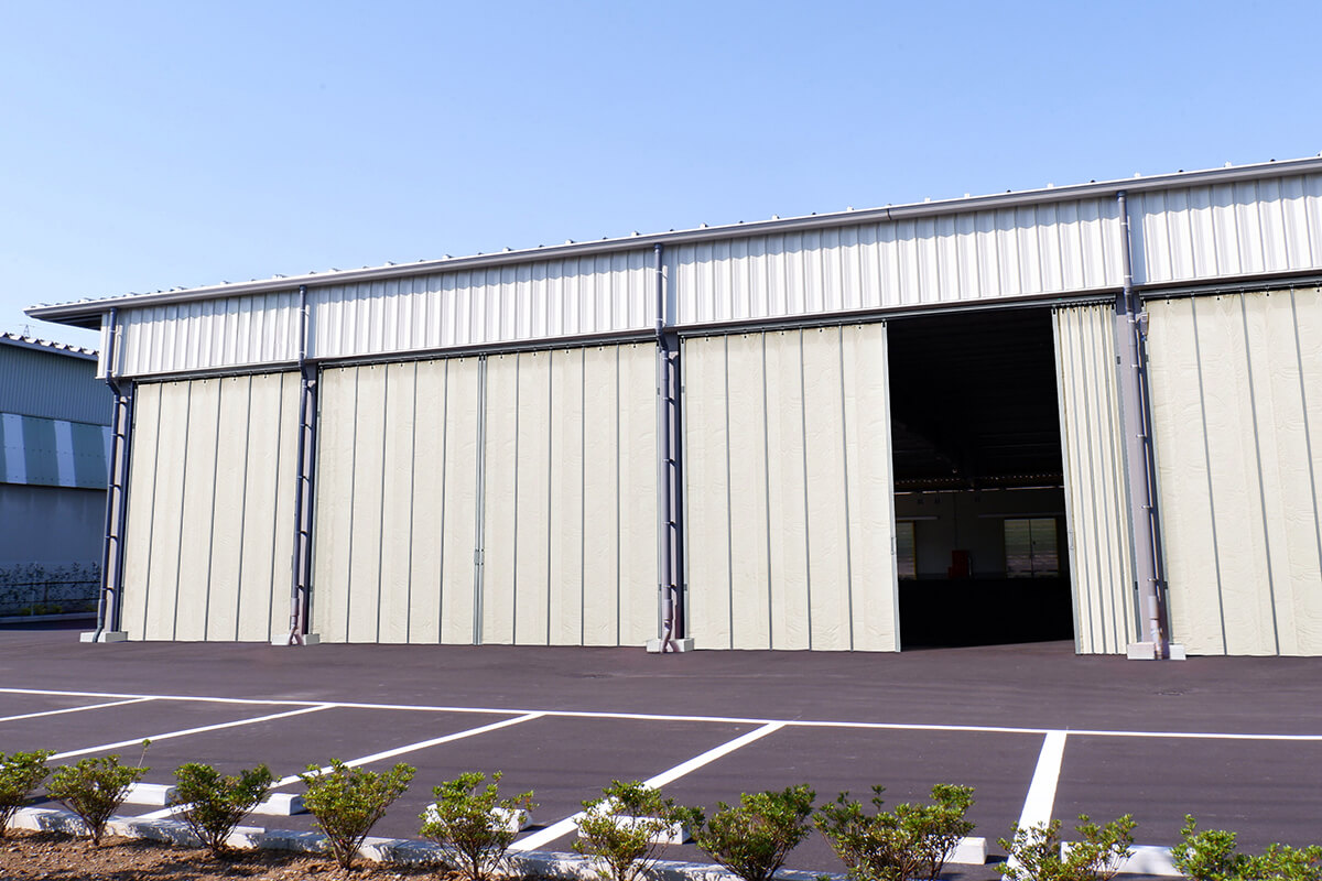 防風カーテンの限界は？ 風圧に負けない芯材カーテン：間仕区ガード