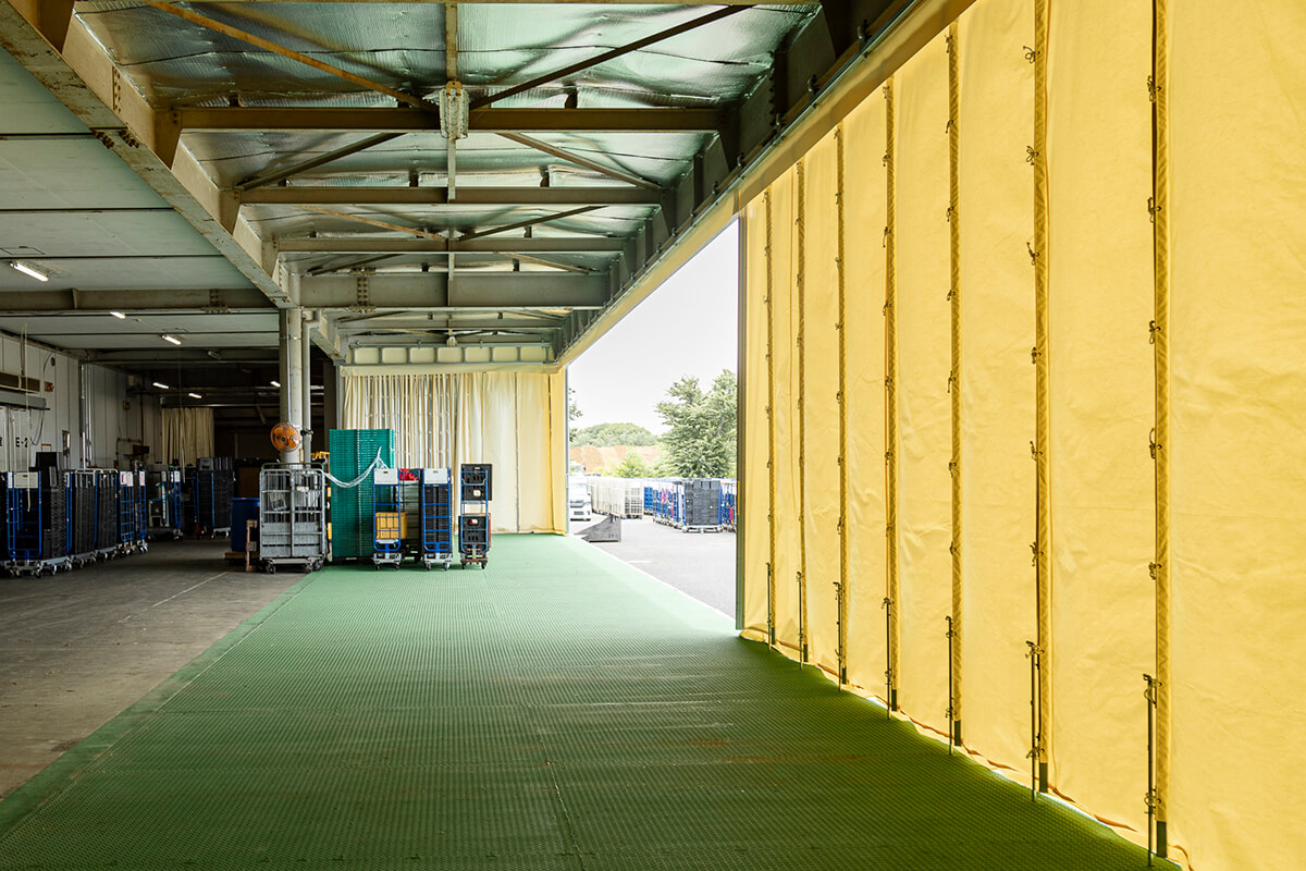 フレーム構造の間仕切り風カーテン