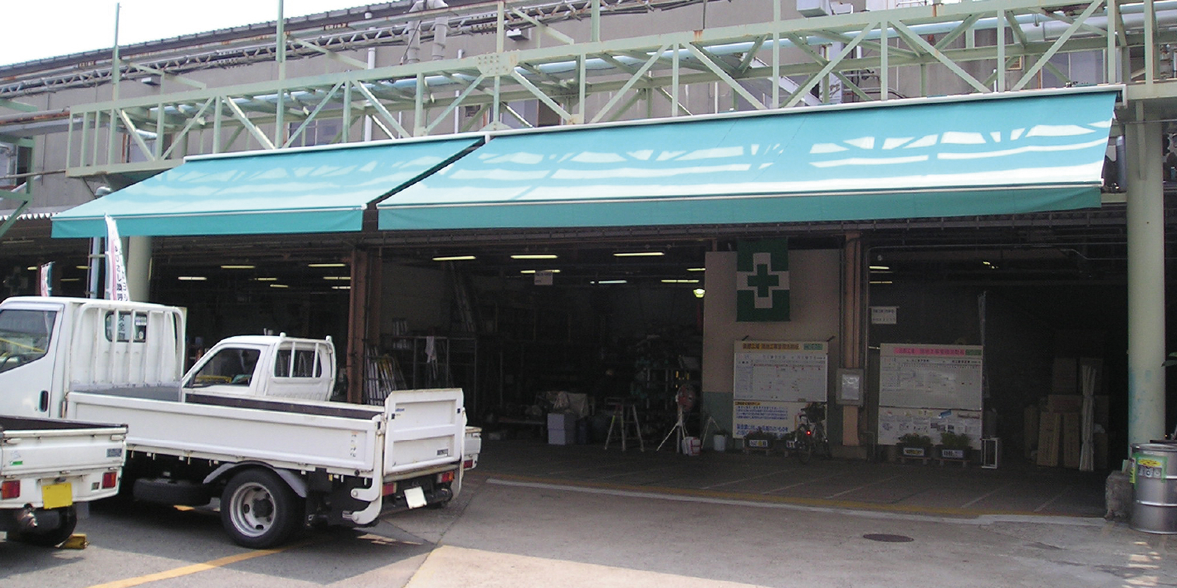 搬入口の日よけで工場・倉庫の暑さ対策｜西日・輻射熱を断つ