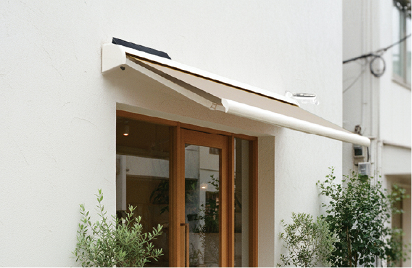 手動オーニングにソルエレを取り付けた画像